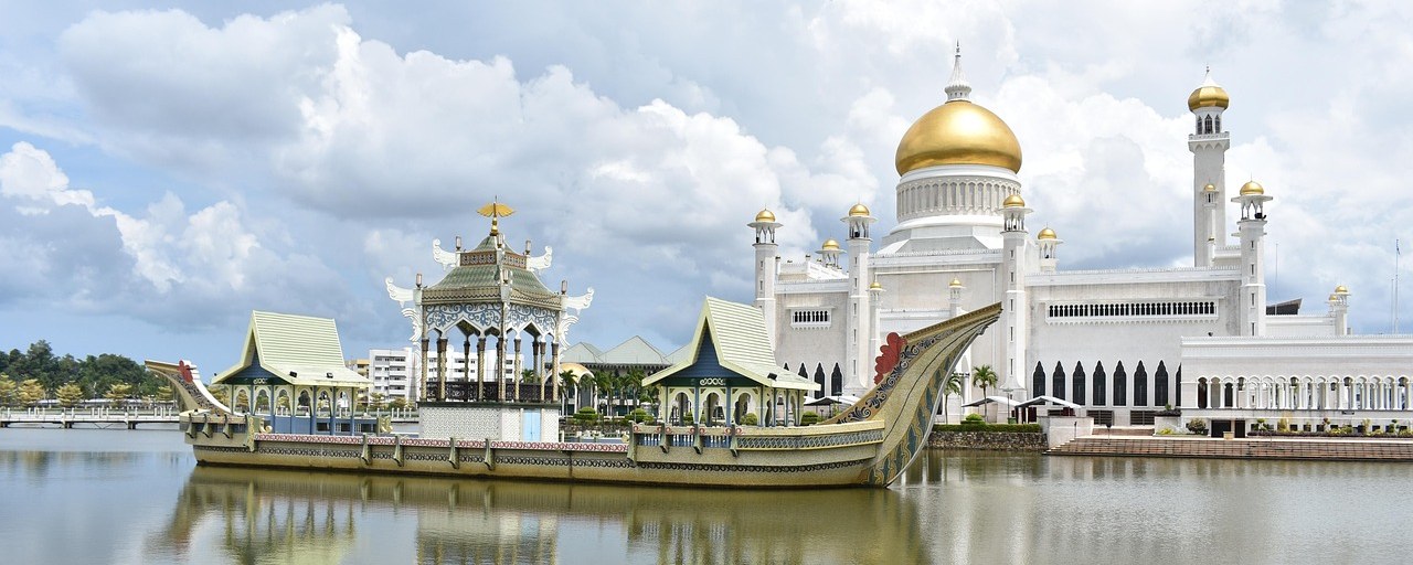 Omar Ali Saifuddien Mosque beside its lagoon in Bandar Seri Begawan, Brunei.